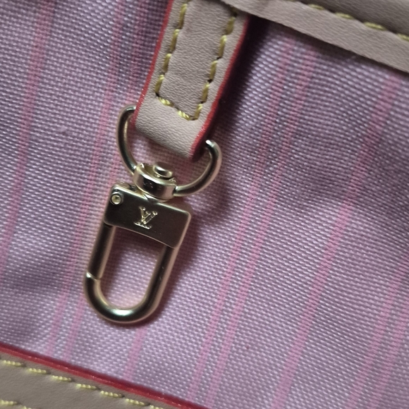 Elegant Checkered Never Full Tote And Clutch in Gray and White. Free Gifts! - Picture 11 of 16